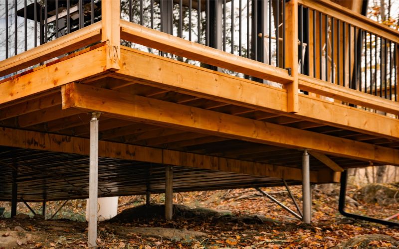 Vue en contre-plongée d'une terrasse sur pieux vissés